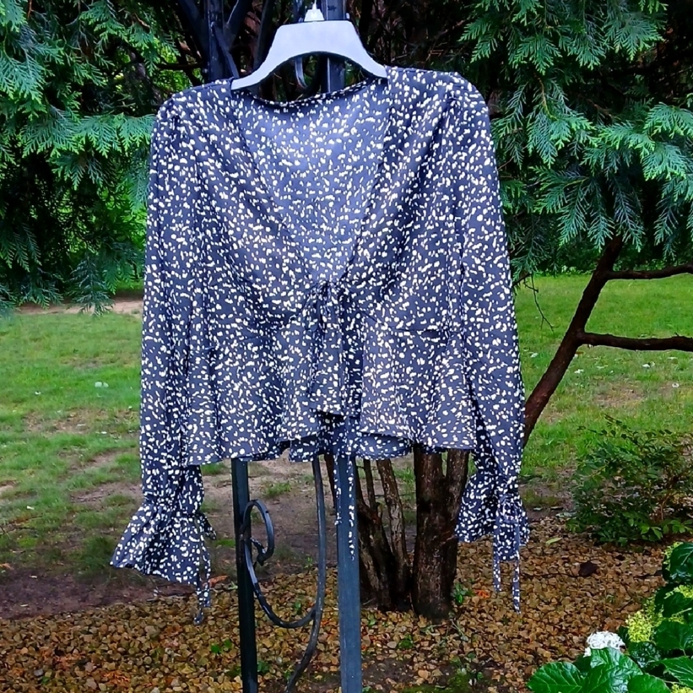 SHEIN Black and White Ruffled Tie Front Blouse Sz M NWOT